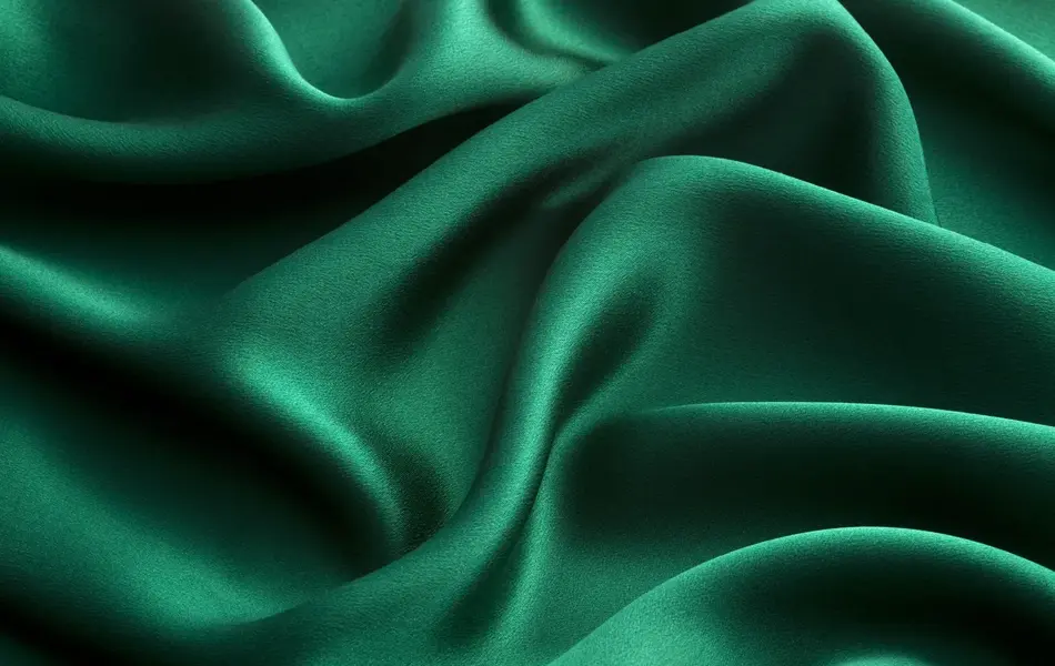 Nærbilde av knallgrønt silkestoff
