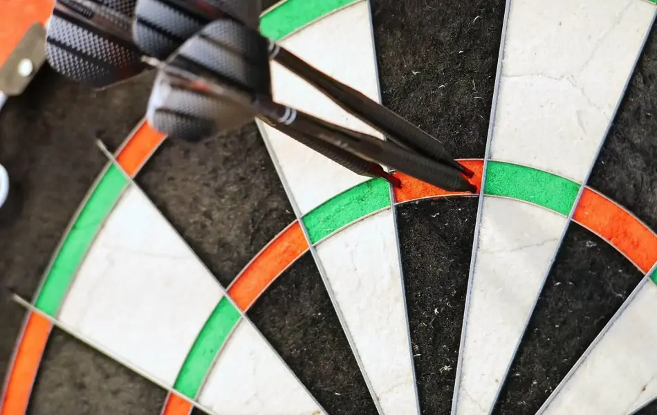 tim_bastian-darts-6591012_1920 (1)