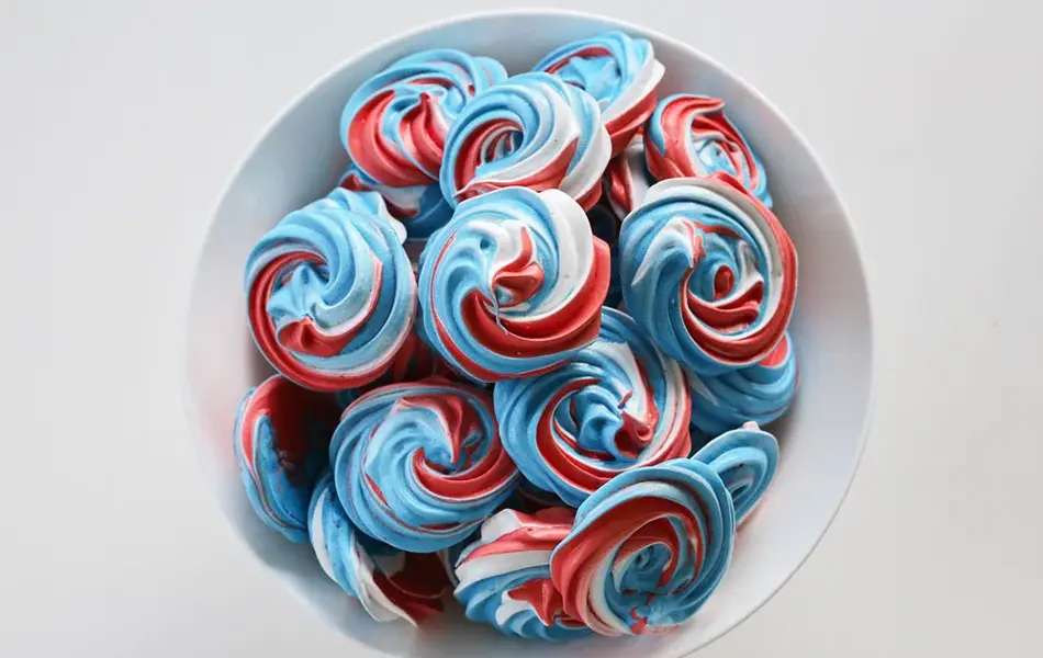 Pikekyss i 17. mai-farger i en bolle