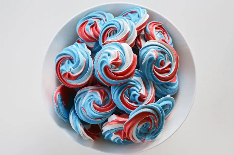 Pikekyss i 17. mai-farger i en bolle