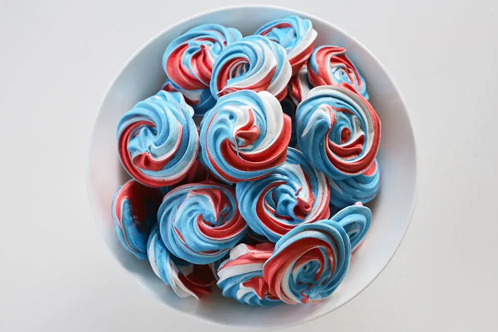 Pikekyss i 17. mai-farger i en bolle