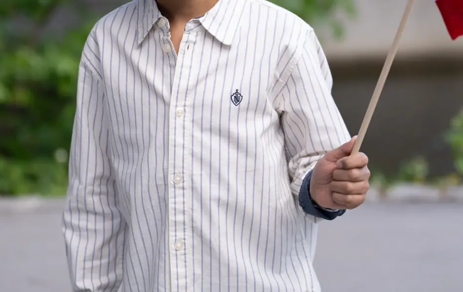 Gutt i stripete skjorte og shorts