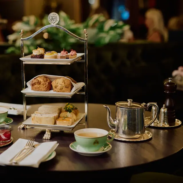 Afternoon tea med treetasjes fat med ulike småretter.