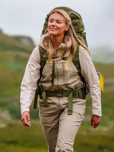 Dame som går tur med sekk