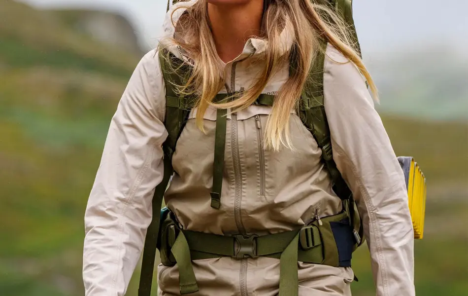 Dame som går tur med sekk