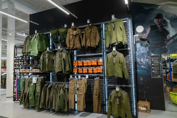 hyllestativ på vegg med utvalg av jaktklær