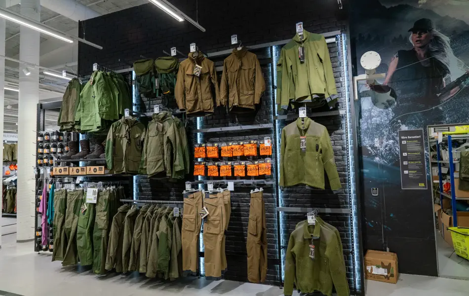 hyllestativ på vegg med utvalg av jaktklær