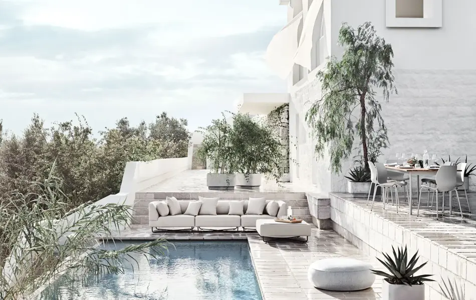 Sofa og puff, liten spisegruppe ved siden av et basseng