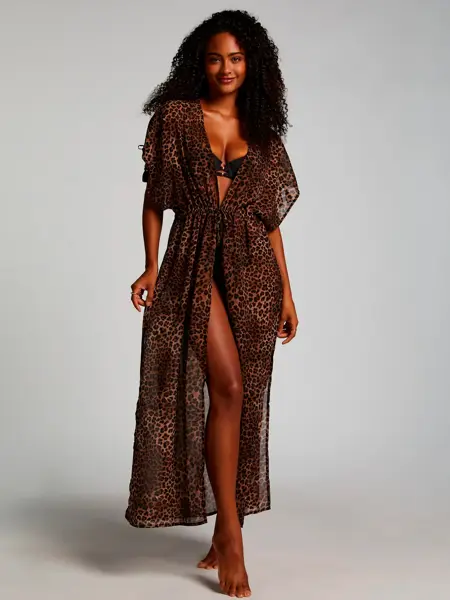 Modell med sort bikini og en lang leopardmønstret kaftan.