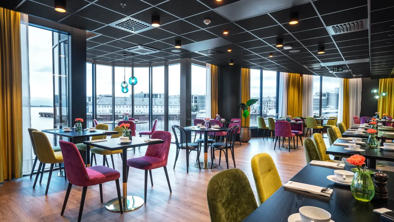 Spisebord, svarte og gule spisestoler