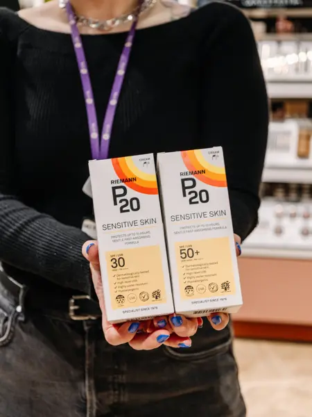 Person som holder solkrem