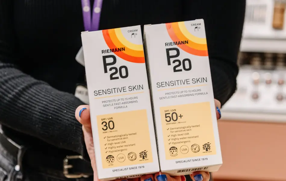 Person som holder solkrem