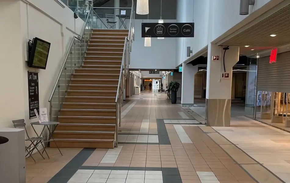 1. Fellesareal før med trapp opp til mesanin.jpg