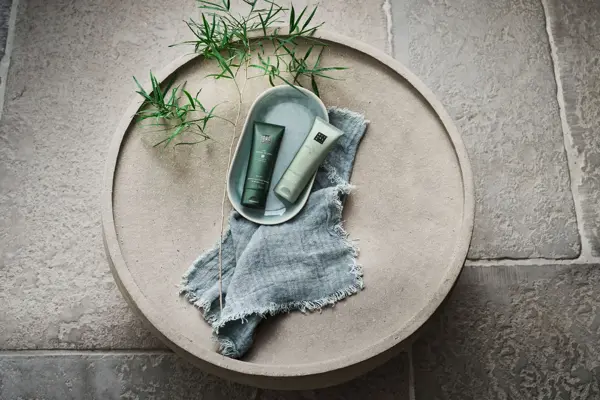 produkter fra rituals på et fat på gulvet