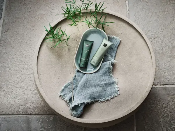 produkter fra rituals på et fat på gulvet