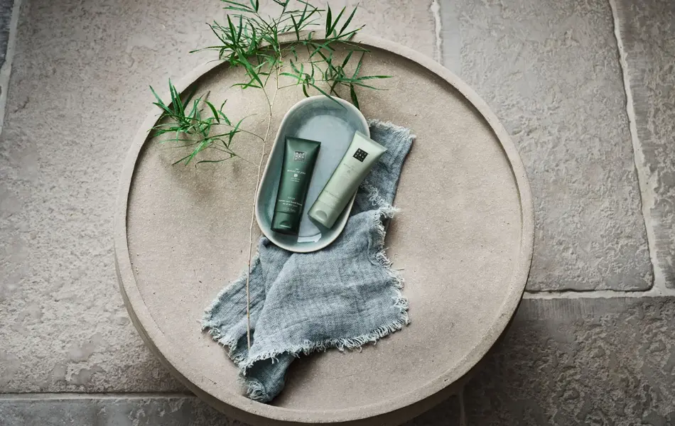 produkter fra rituals på et fat på gulvet