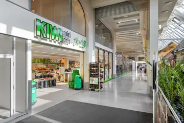 Foto av inngangen til Kiwi inne i Grønland Basar