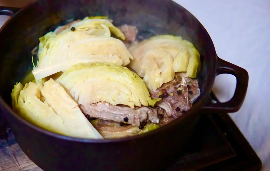 ingrediensene koker i gryta