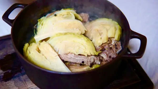 ingrediensene koker i gryta