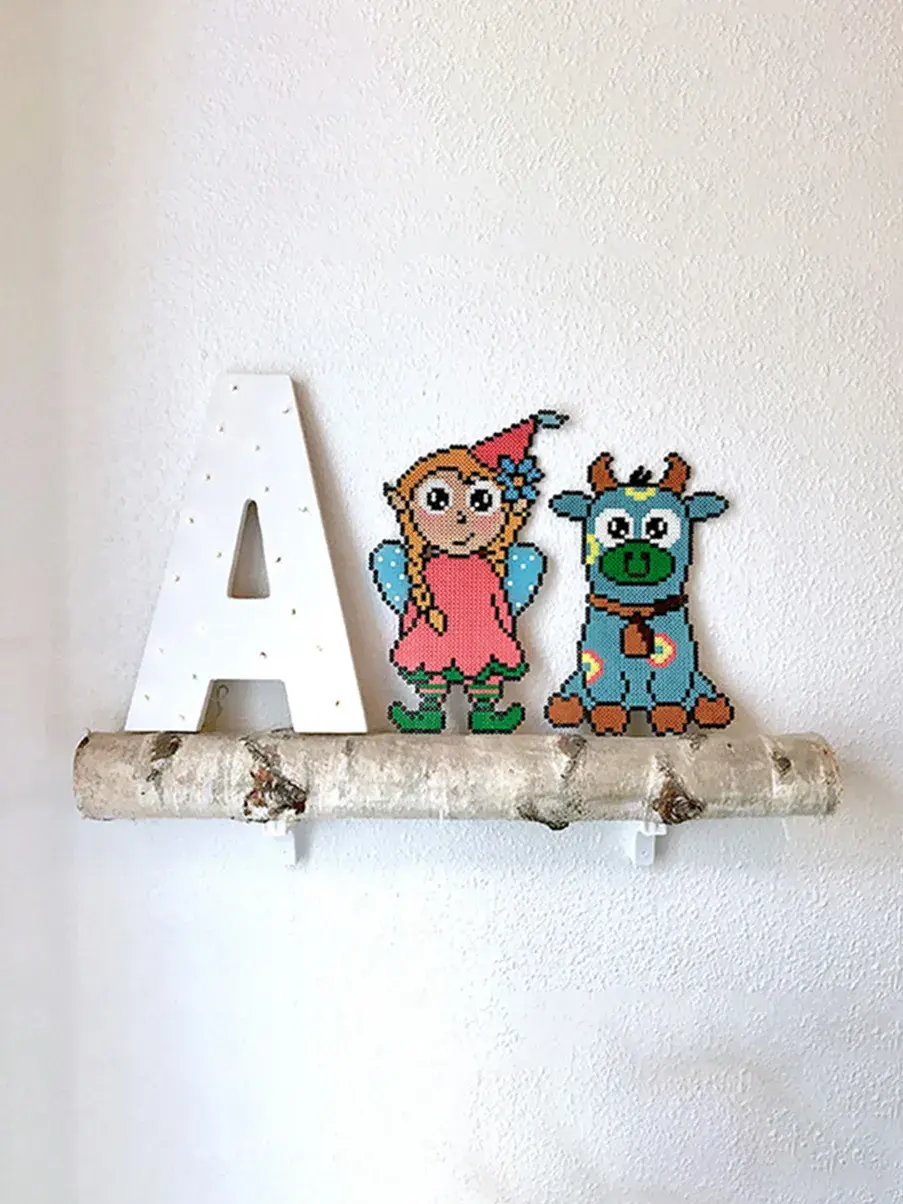 perlede amfelia og oskar på en hylle