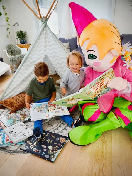 amfelia, gutt og jente leser bøker inne ved tipien i stua