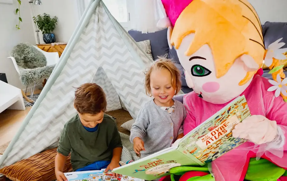 amfelia, gutt og jente leser bøker inne ved tipien i stua