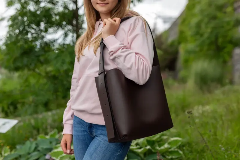 Barn med sekk og veske