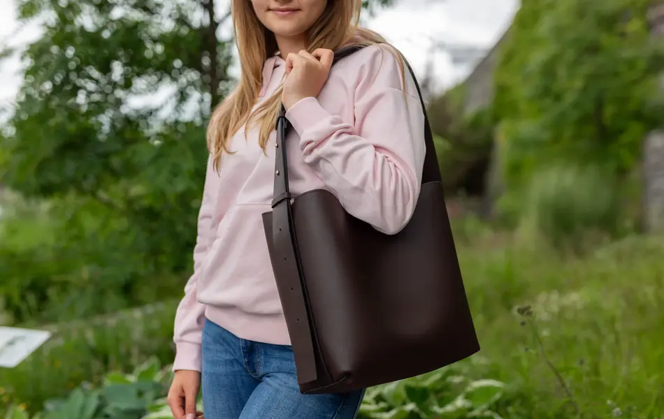 Barn med sekk og veske