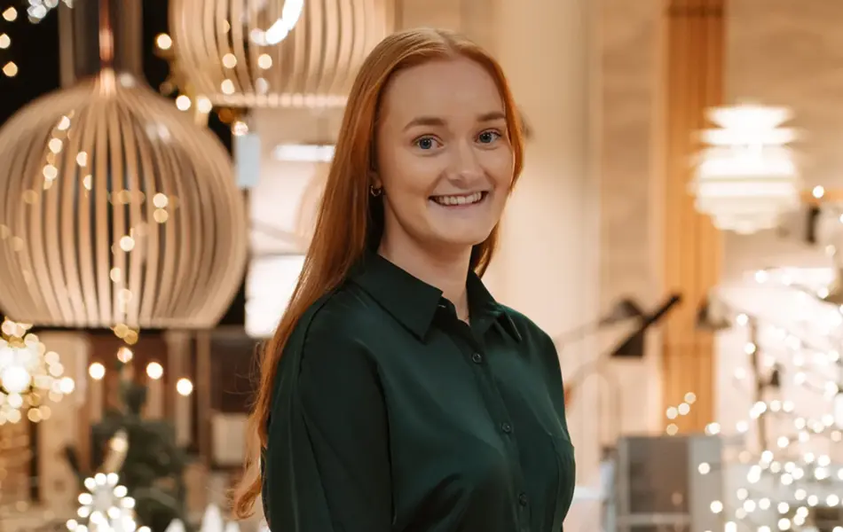 ansatt viser frem grønn finkjole