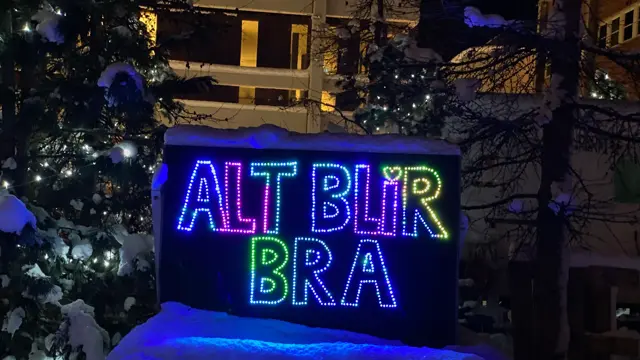 lysskilt med teksten "Alt blir bra"