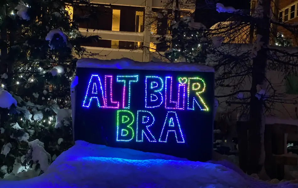 lysskilt med teksten "Alt blir bra"