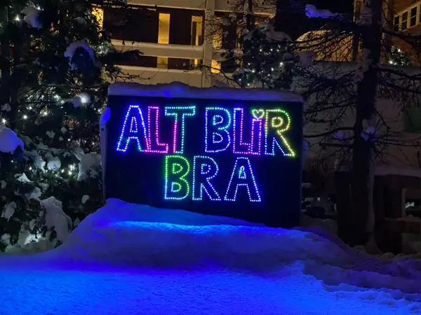lysskilt med teksten "Alt blir bra"