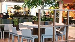 sitteplasser med planter rundt