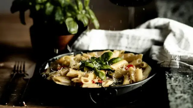 Pastarett på et dekket bord