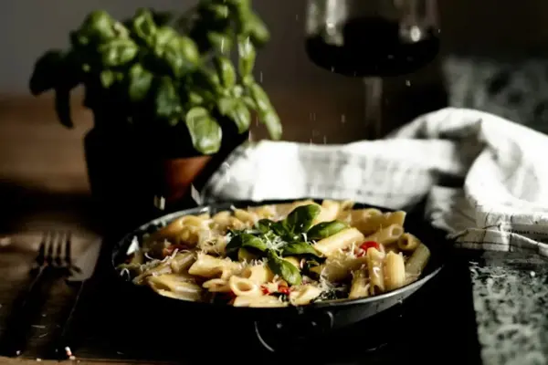 Pastarett på et dekket bord