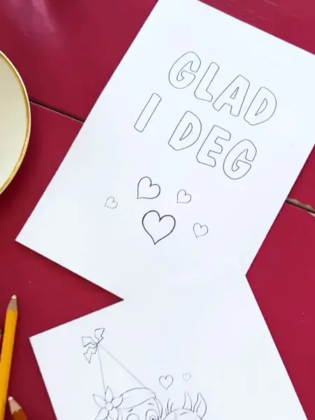 kort med teksten "glad i deg" som er klar til å fargelegges