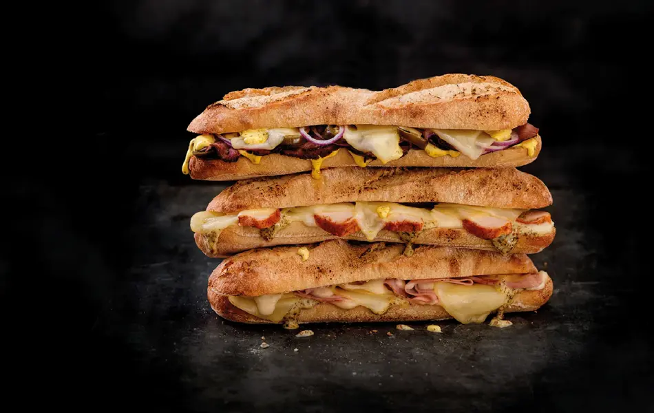 Smurte bagetter oppå hverandre