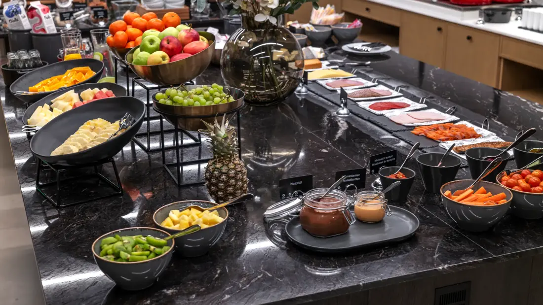 Frokostbuffet med diverse fargerik mat, oppskåret frukt og pålegg.