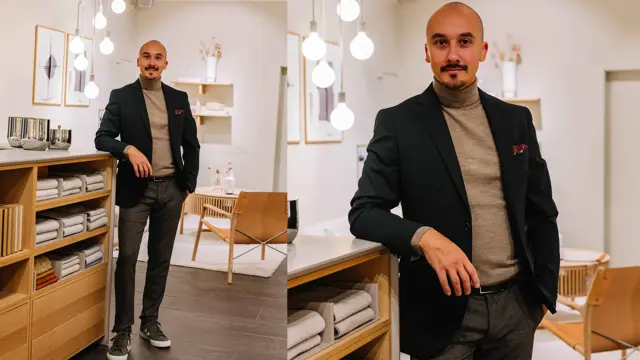 Herre i blazer, genser, bukse og sneakers