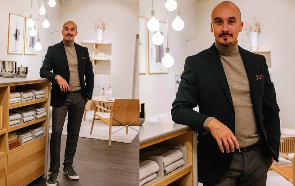 Herre i blazer, genser, bukse og sneakers