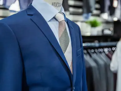 Bilde av en blå dressjakke, skjorte og slips