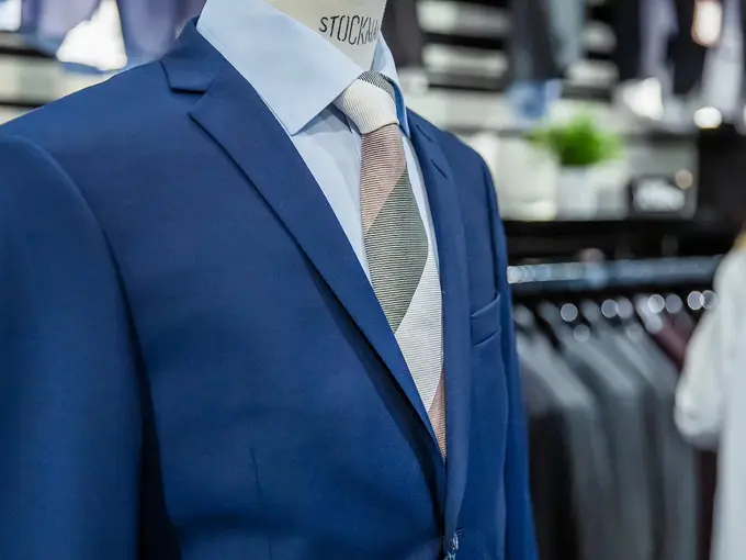 Bilde av en blå dressjakke, skjorte og slips