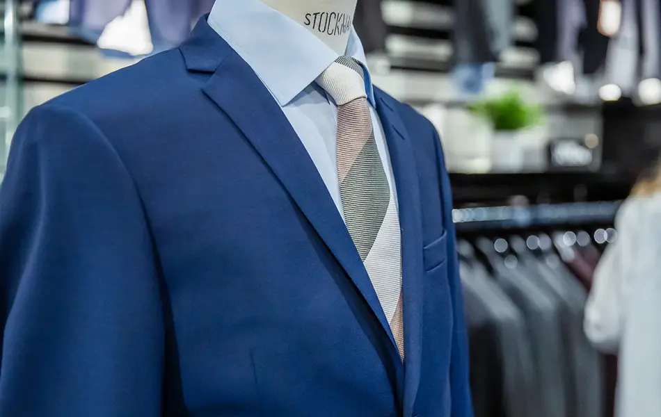 Bilde av en blå dressjakke, skjorte og slips