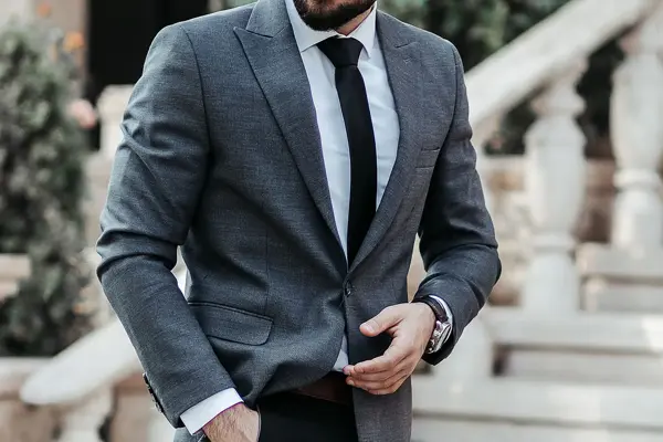 Mann i grå dress