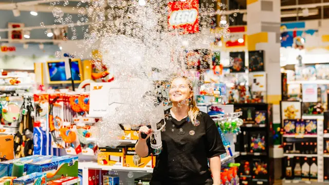 Dame som holder barneleker