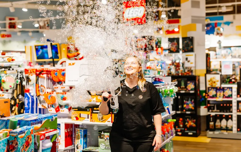 Dame som holder barneleker