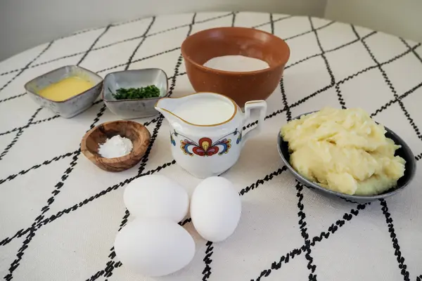 Alle ingrediensene på et bord