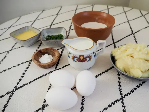 Alle ingrediensene på et bord