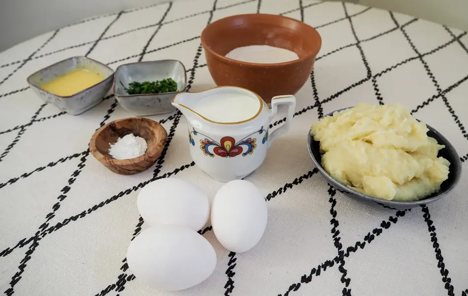 Alle ingrediensene på et bord