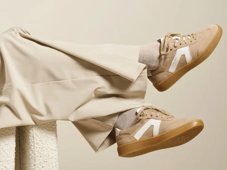 bein over sofa med sneakers på